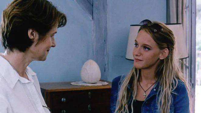 原创敏感悬疑的糅合电影泳池情杀案血脉喷张下的暗潮涌动