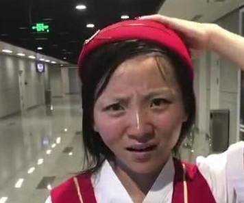 女神“抖音”一空姐因丑意外走红，化妆后成女神，网友齐呼：毁三观！