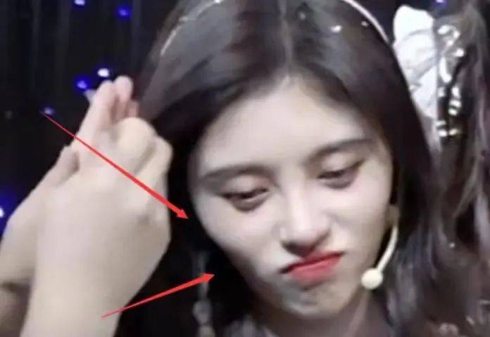 脸颊五官好看，“吃亏”在脸上，热巴脸颊凹陷，鞠婧祎颧骨突出
