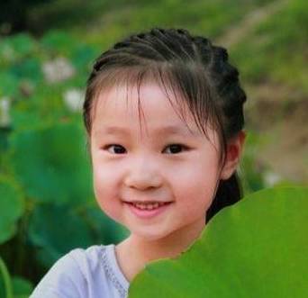 发型不会给娃扎头发？4款简单又好看的女童扎发，宝爸也能快速上手！