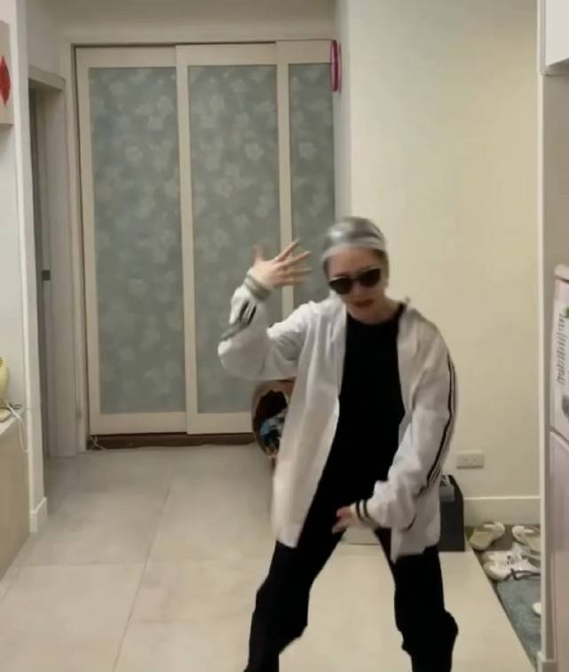 姐夫 小S开始讨好姐夫啦！穿黑白造型大跳舞蹈迎姐夫回家，自带舞后气场