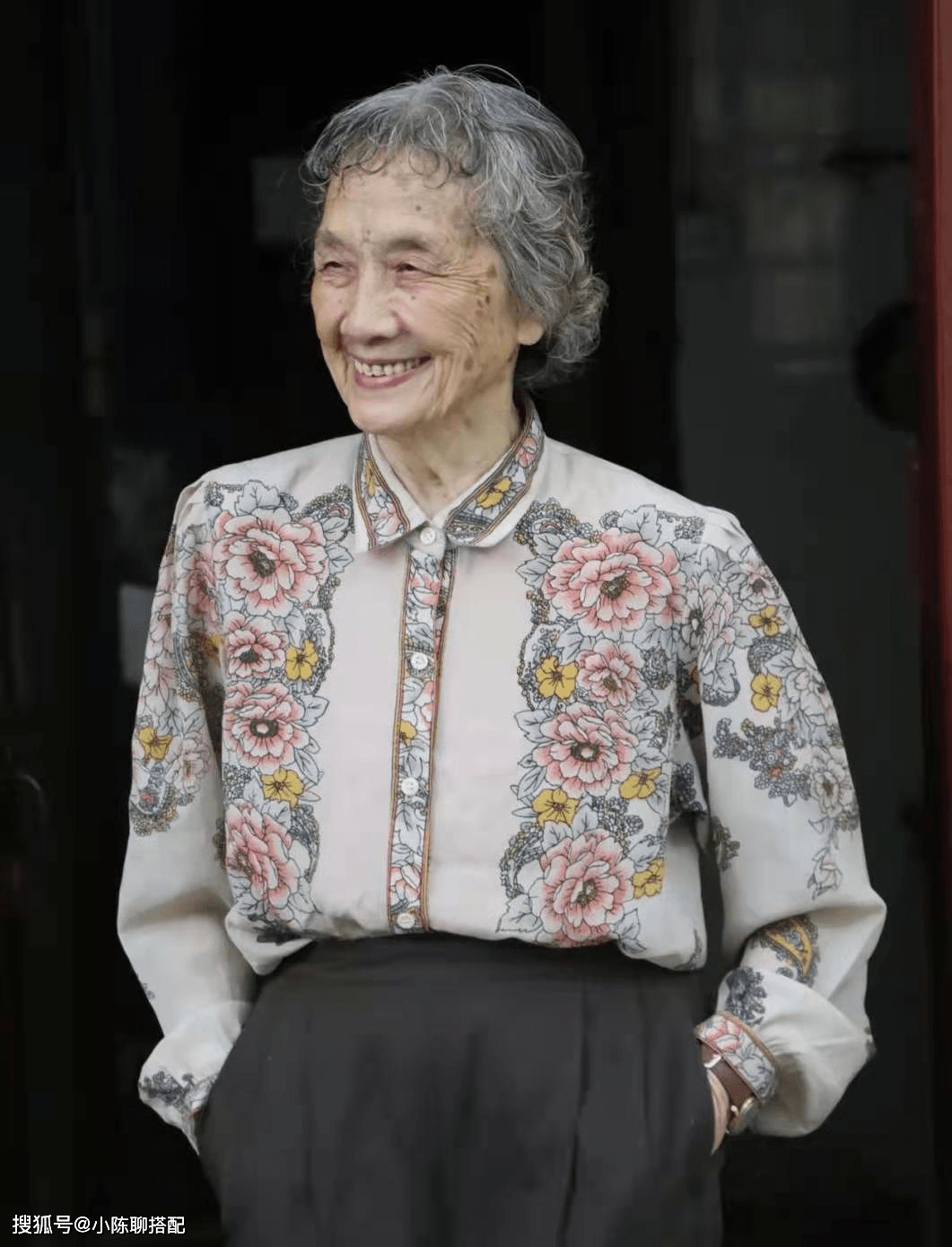 显得 这是我见过最有风骨的奶奶，90岁打扮简洁素净，比时尚奶奶还优雅