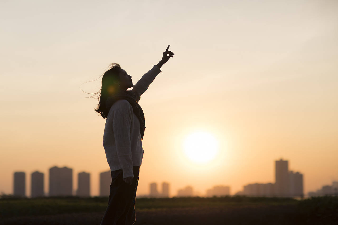怎么样才能让自己不摆剪刀手,也能拍照好看呢_姿势_自然_双手