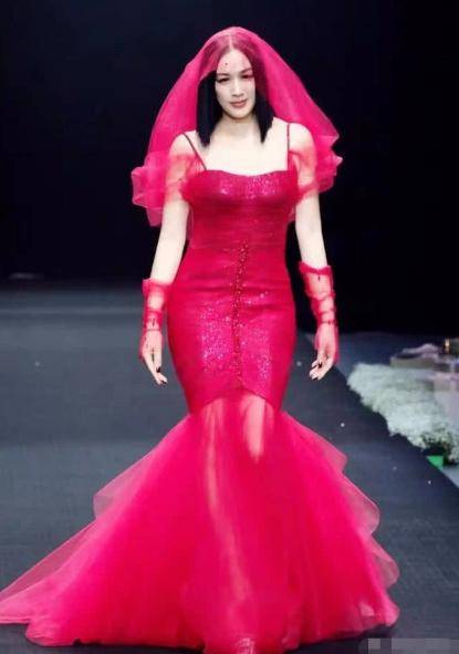时尚 50岁钟丽缇高调走秀，穿红裙化身美人鱼，身材窈窕又迷人