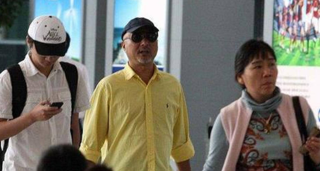 原创陈佩斯老婆罕曝光，夫妻俩街上吵架指指点点，男方被吓得连连后退