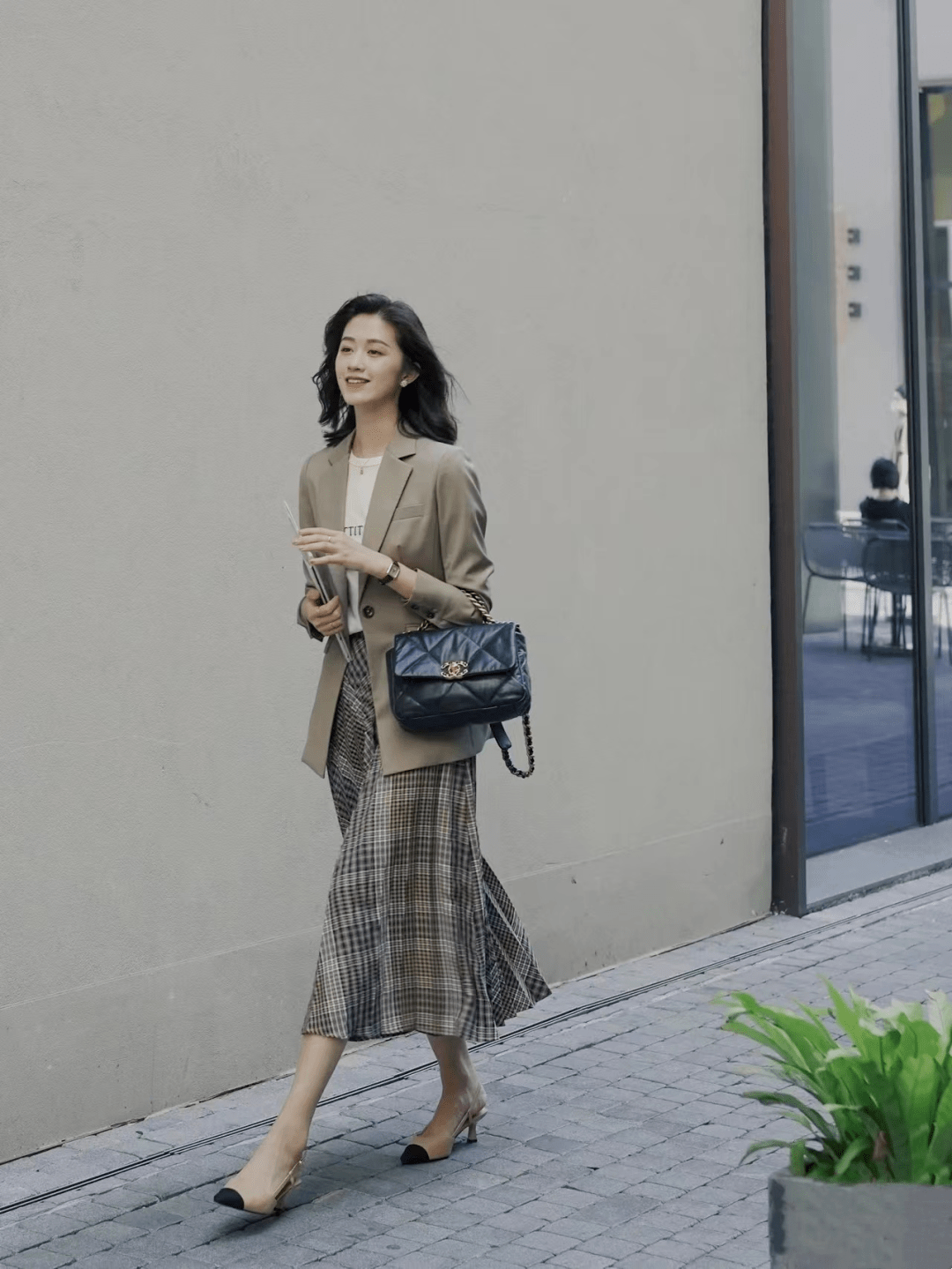 裙子 ?春天流行穿搭：裙子配西装，时髦又干练