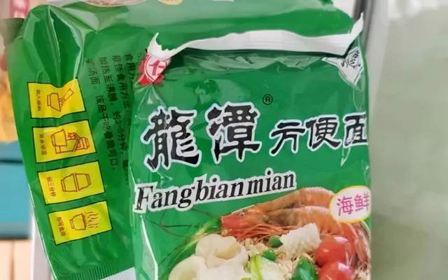 “土坑酸菜”带火白象方便面,这些老牌方便面,你最爱吃哪一款?
1、白象方便面1、北京方便面2、大豫竹方便面3、魔法士4、小浣熊5、小当家6、张君雅小妹妹7、龙潭方便面
