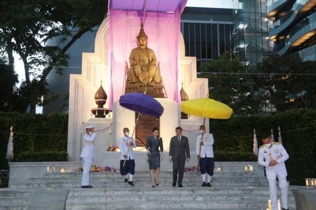 曲线 泰国帝后夫妇穿情侣装了！苏提达一袭灰衣贼优雅，妙曼身材太吸睛