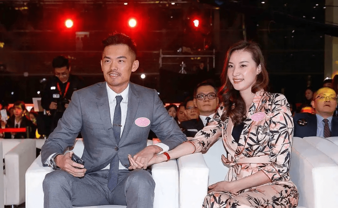 原创林丹好福气41岁谢杏芳亮相穿短裤秀出纤细美腿皮肤白到发光