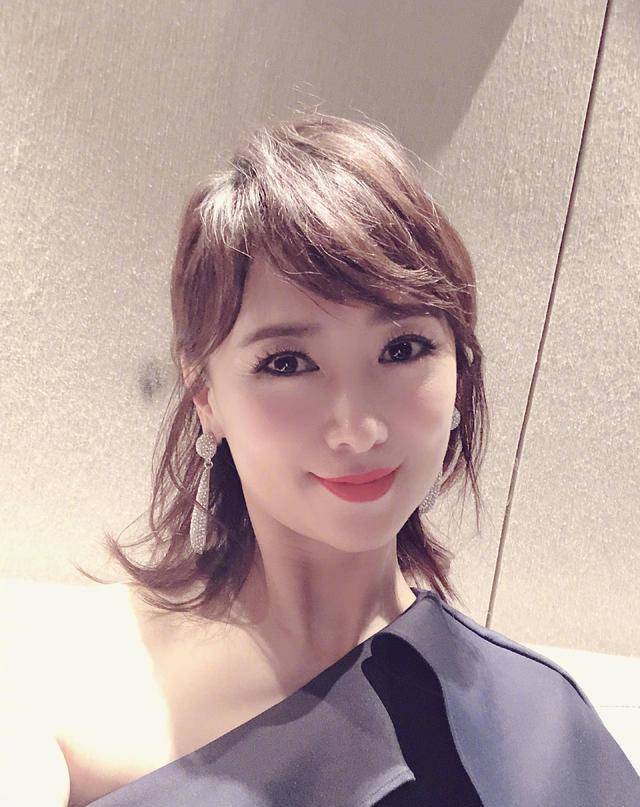 演艺事业52岁美魔女年过半百仍宛若少女一家三口大排档庆祝结婚纪念日