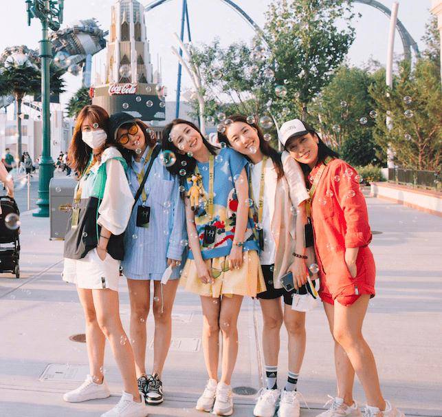 最近佟丽娅和高露携手闺蜜团一起去北京环球影城主题乐园打卡,抛开