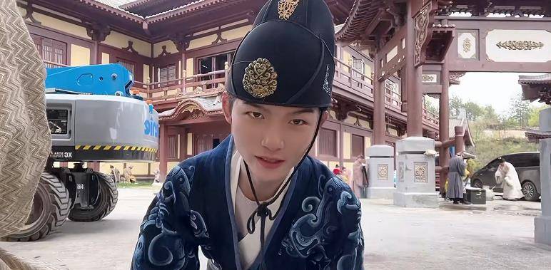 青簪行重拍群演称在片场见到杨紫但小细节暴露他在说谎