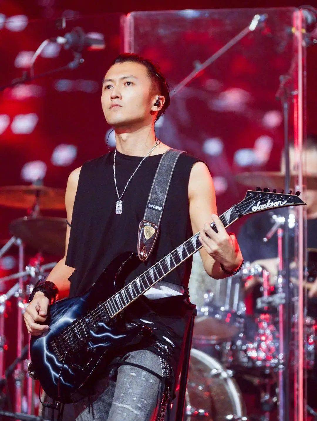 谢霆锋后台玩蝴蝶梳的样子,真的很像反派!