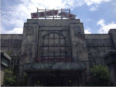 鬼屋看起来就是一栋破旧的大楼,设定是一个已经废弃多年的医院,在恐怖