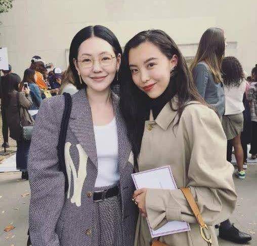 老公 阔太安以轩为女儿庆满月，小S与老公出席，穿着简单合照却更时髦