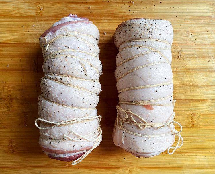 4, 五花肉的皮去掉,再用刀把五花肉的表面给切的平整了以后,在肉的