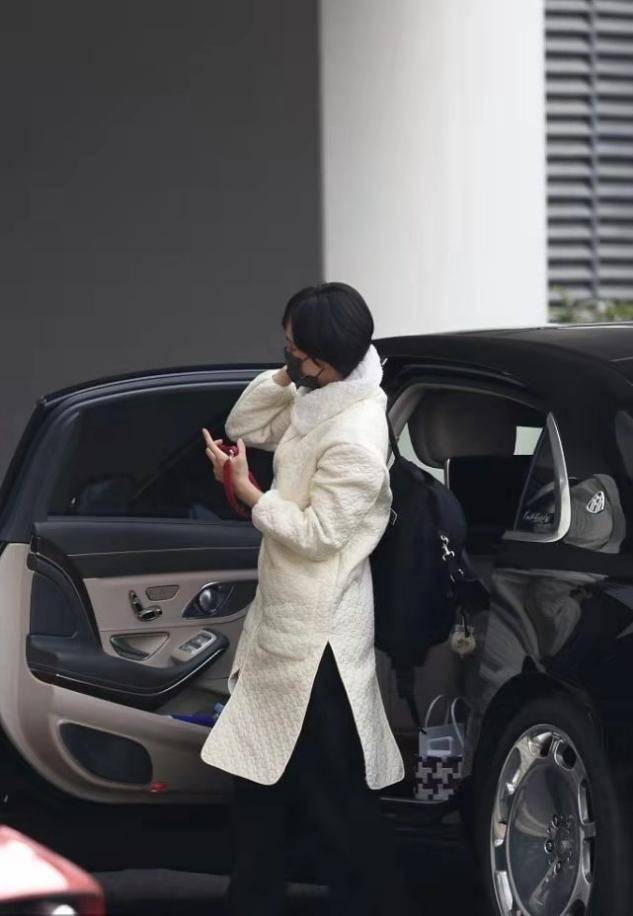 原创孙俪难得露富一回邓超300万豪车护送媳妇她却穿得像女助理