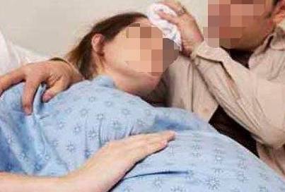 25岁产妇在产房里孩子都快生了，丈夫却突然跟医生说孩子不要了