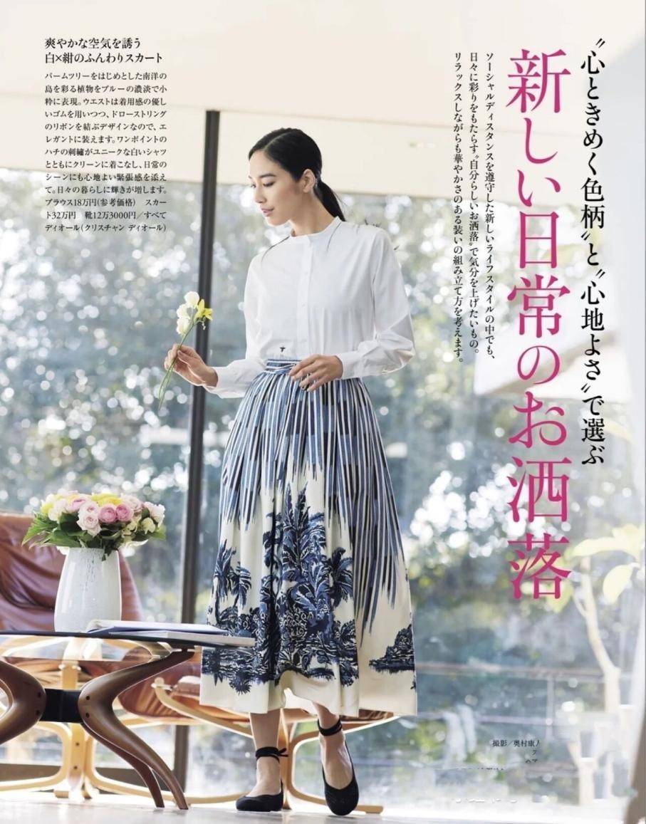 左图 40岁以后的女人,选印花裙要懂得“6不穿”,远离土气和廉价