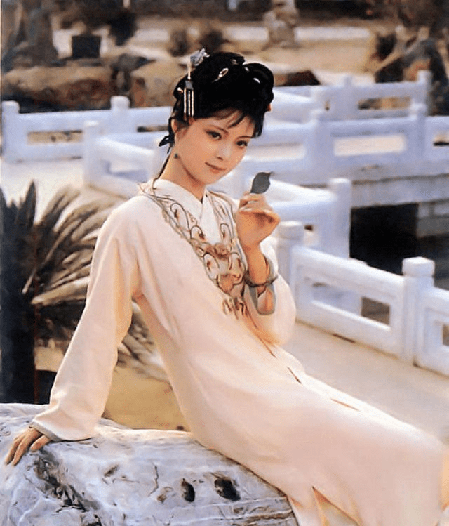薛宝钗 最精美的服装，造就了500年难遇的美人薛宝钗，如书中走出来一般