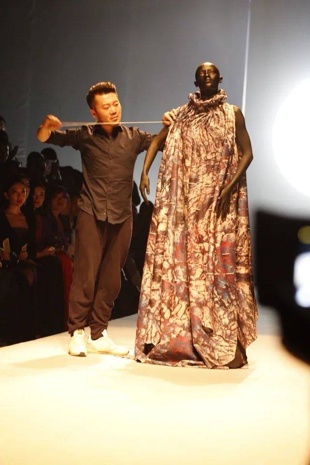 设计 有温度的时尚行为|设计师胡社光受邀出席江汉大学设计学院学术论坛