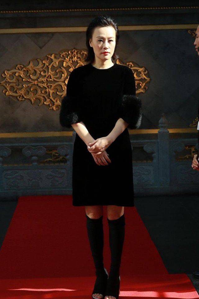黑色 邬君梅的长相很大气,身穿镂空裙也挺高级的,发型却有些显老了