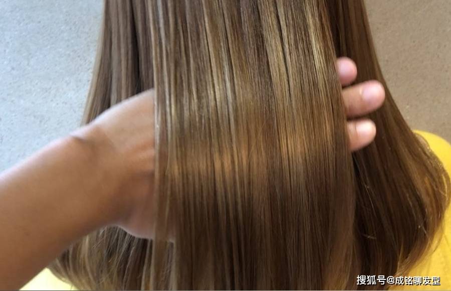 温度毛躁的头发做成直发，离子烫和拉直哪个更伤发？看这三点就有数了