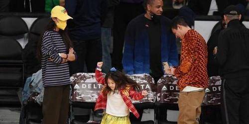 皱纹 陈冠希戴毛线帽太显老!素颜肤色蜡黄满脸皱纹,穿夹克撞脸赵本山