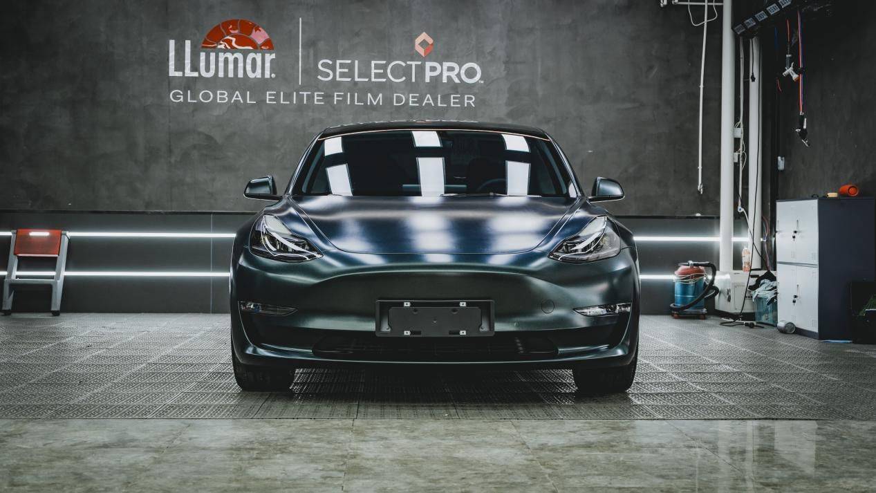 施工效果一覽:顏色: 重金屬墨玉綠車型: 特斯拉model3一起來看一下