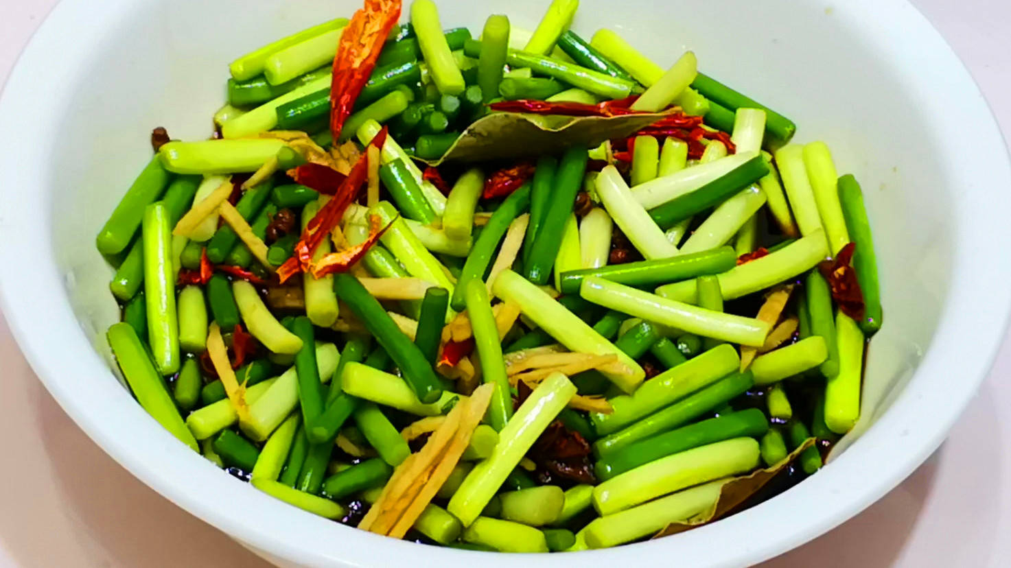 腌蒜苔好吃原来有秘诀奶奶用了30年的秘方腌好后不辣心还特脆