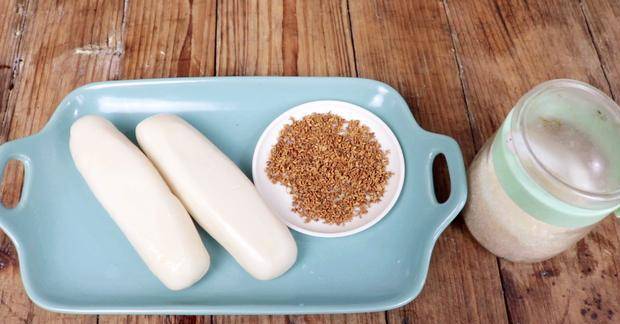 准备原材料:年糕,桂花,白糖;今天青豆妈和大家分享一种糖年糕的做法