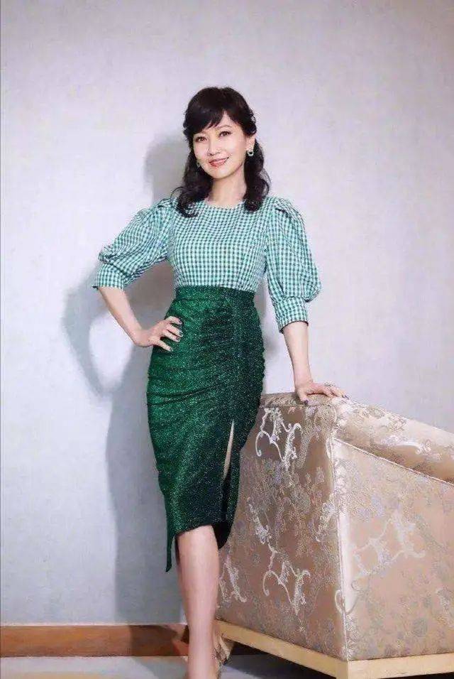 饱和度 中年女性穿衣要讲究，这几种颜色尽量别碰，不是显老就是扮嫩