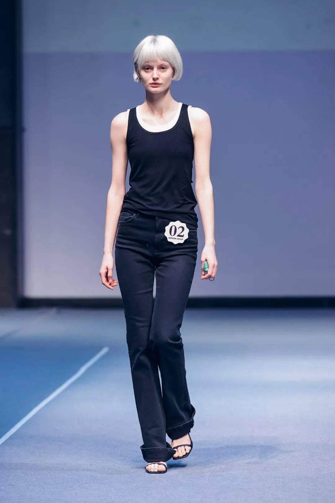 翩然而至的,是我们平均身高180的国模女孩儿们.