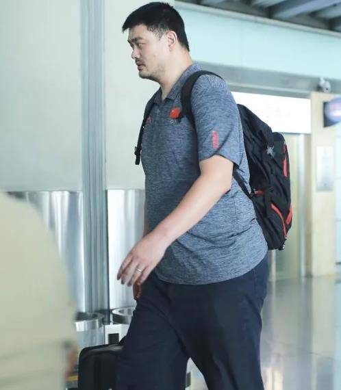 42岁姚明疑减肥成功,穿定制校服减龄不少,网友:还得减