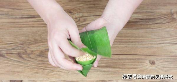 加入适量|教你包粽子啦,江南经典五花肉四角粽,肉馅肥而不腻,粽香四溢