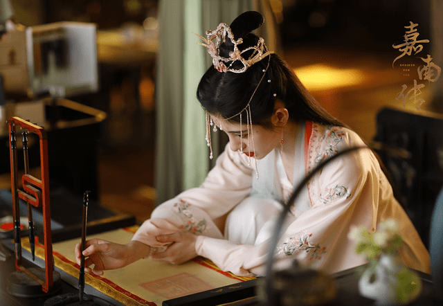 细节|嘉南传：鞠婧祎造型美是美，可看到耳后的斑秃，成败都在造型师