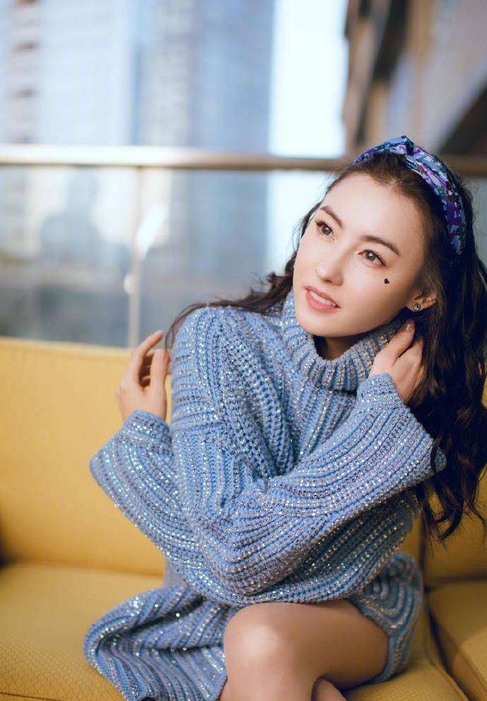 原创40岁张柏芝最新写真曝光脸部衰老酒窝变沟壑看腿只有20岁