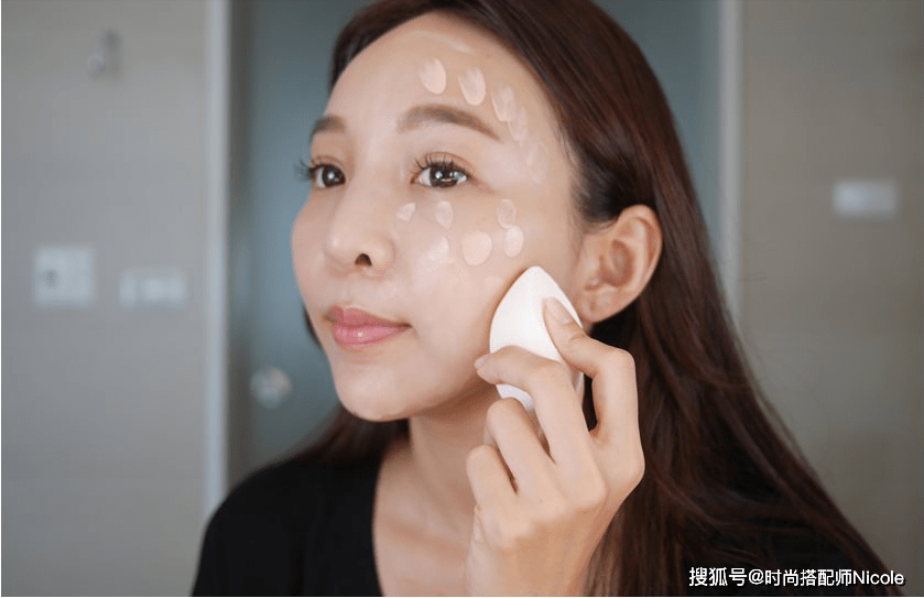 Nicole50岁的女人，化妆不用扮嫩，画这3个地方就够了，优雅还显气色好