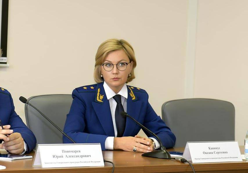 俄罗斯检察官大学的美女校长相当于中将军衔奖章拿到手软