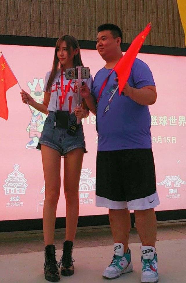 稀饭 腐团儿被聘篮球记者，关掉十级滤镜穿搭终于“保守”，这腿真的吗