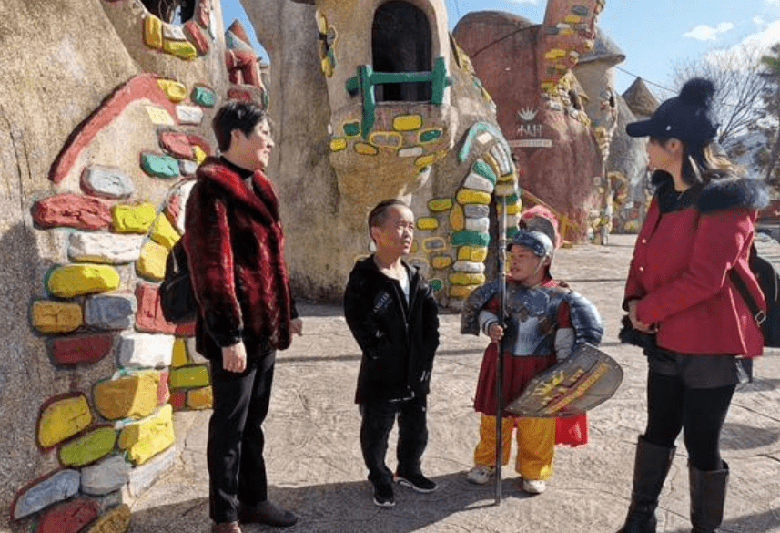  中国也有“小人国”？100多个1.3米的小矮人，组建了与世距离的童话世界