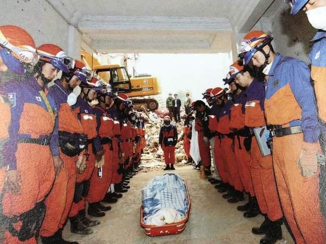 俄罗斯救援队,还和我国救援人员一起,救出了一位已经埋在地下长达127