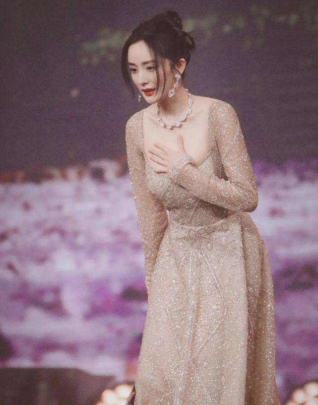 曲线杨幂不愧是女王，金色长裙宛如精致贵妇，完美曲线好绝！