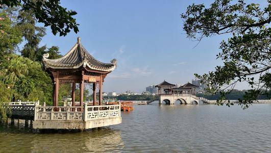 广东5A风景名胜区，水榭楼台浑然一体，有“岭南明珠”的美誉