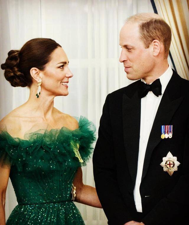 王浩 威廉夫妇出席国宴，凯特王妃穿绿色闪耀礼服，旁边的女士都惊艳了