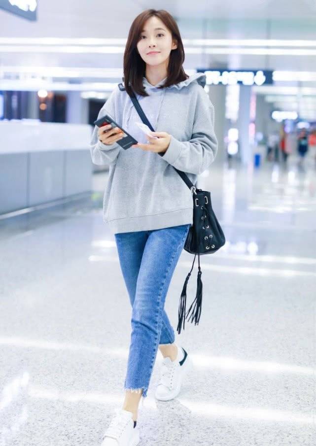 原创30岁的张佳宁太少女了吧卫衣牛仔裤超减龄就像个高中生