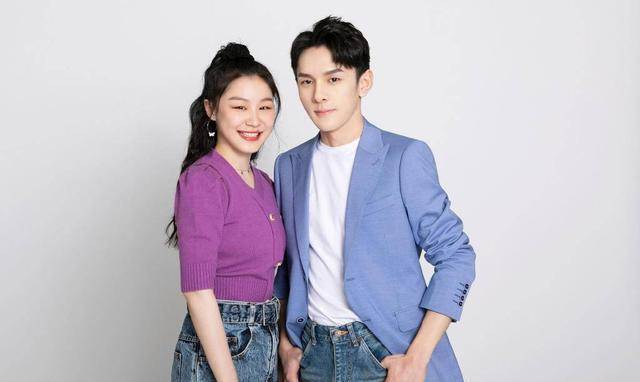 一身 金靖原来是个隐藏“时髦精”，与关晓彤撞衫，输了年龄赢了气质