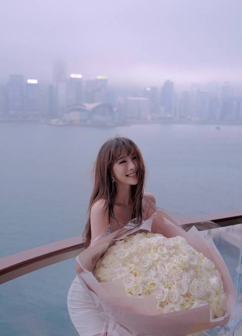 昨天(22日)恰逢女神陈静33岁生日我看到长发披肩的"寿星姑娘"手捧一大