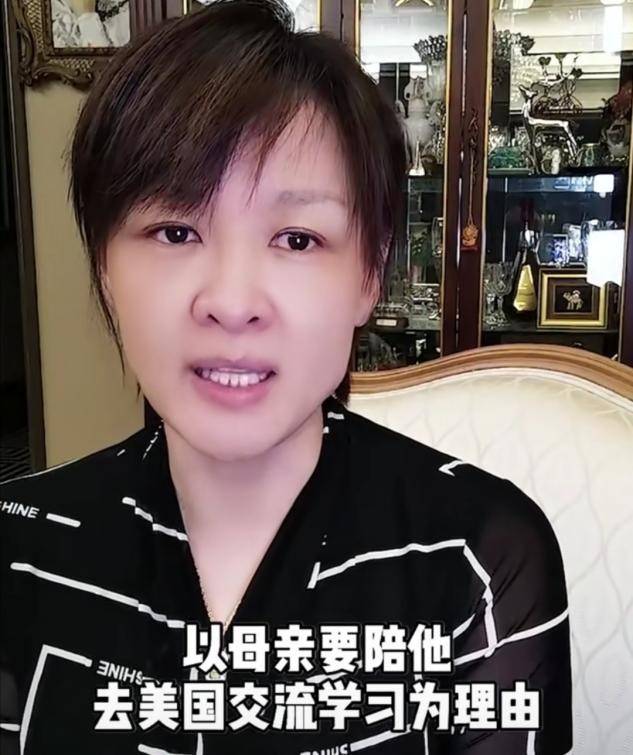 显得李小萌素颜很真实，49岁白发都冒出来了，但她没有遮掩坦然接受！