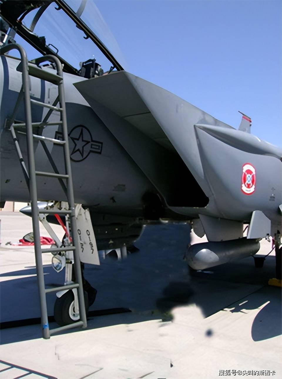 原创f35内置登机梯细节曝光为何不能装个全自动的手动太鸡肋